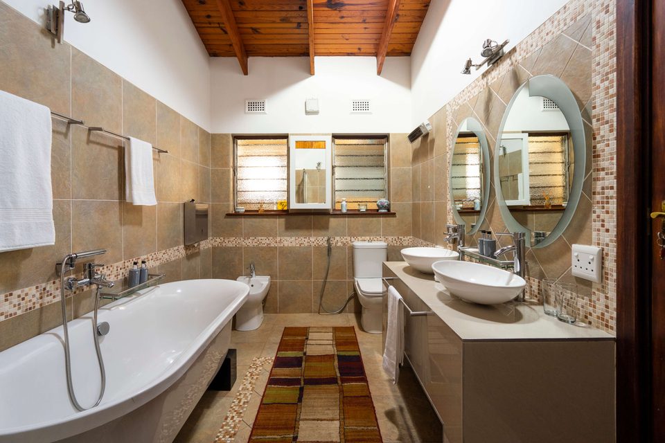 White Room en-suite bathroom